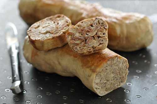 Se trata de un embutido de gusto adquirido elaborado tradicionalmente con el intestino y el estómago del cerdo o de la ternera. Se acompañan tradicionalmente de mostaza 