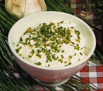 Prreparacion a base de queso blanco, ajo y finas hierbas