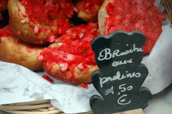  es un brioche redondo con pralines rojas enteras