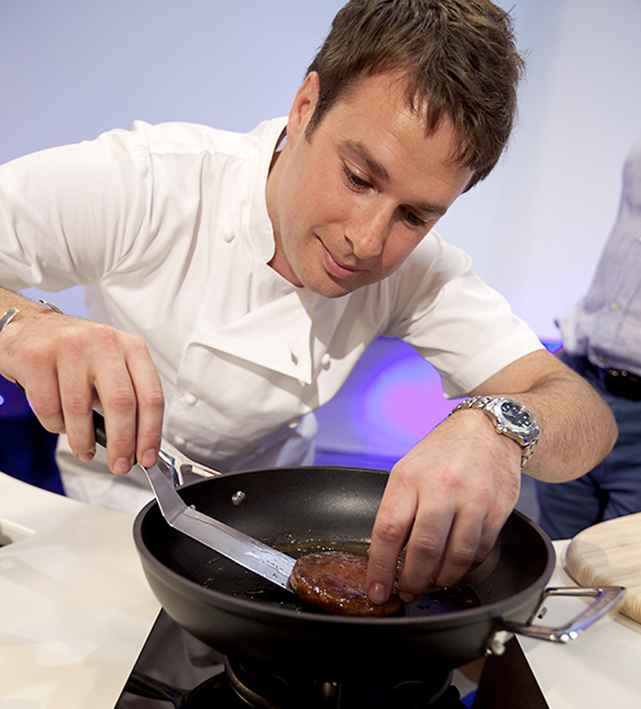 El chef Richard McGowan cocinando la «Frankenburger»