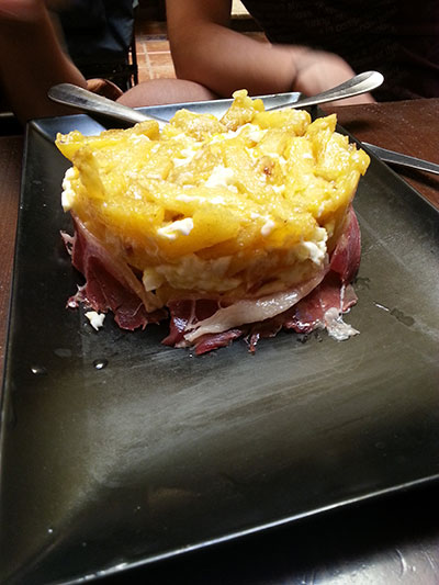 Revolcón de patatas, huevo y jamón