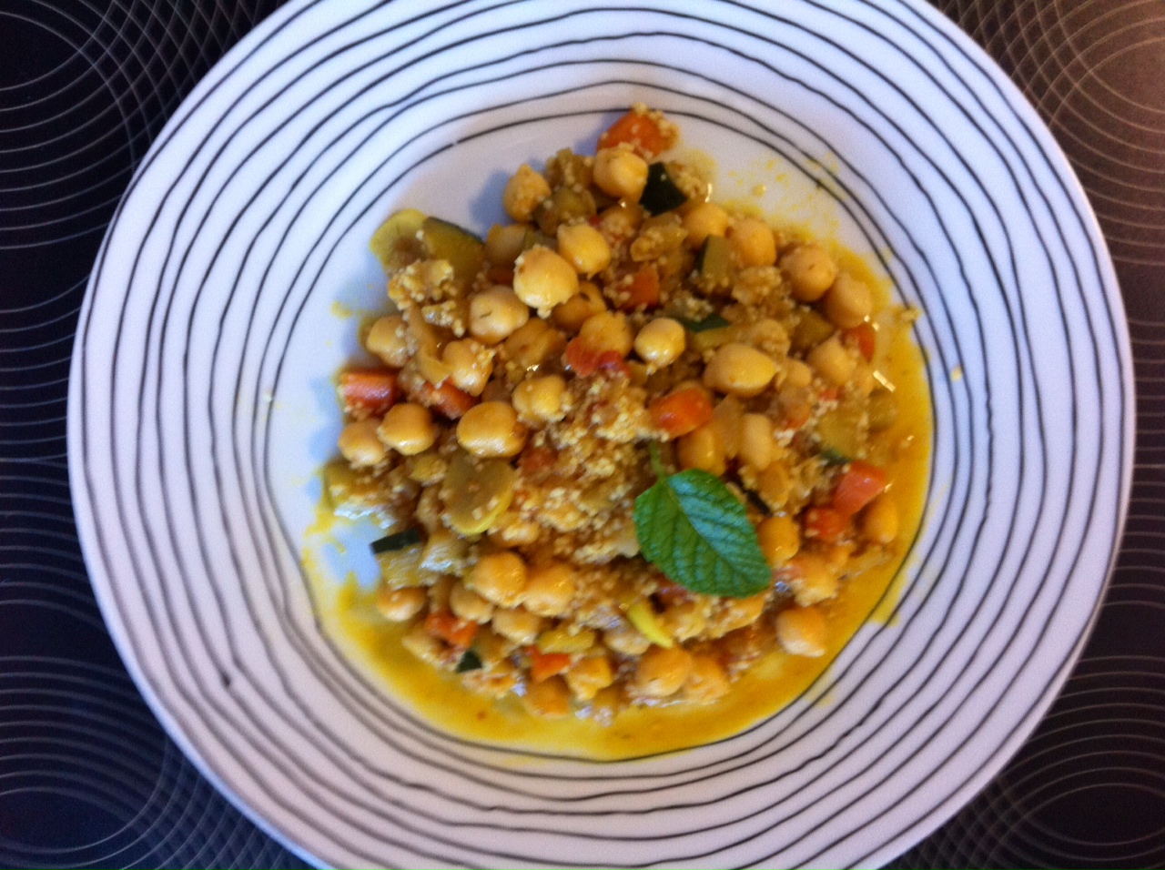 Plato de garbanzos al curry con cuscús