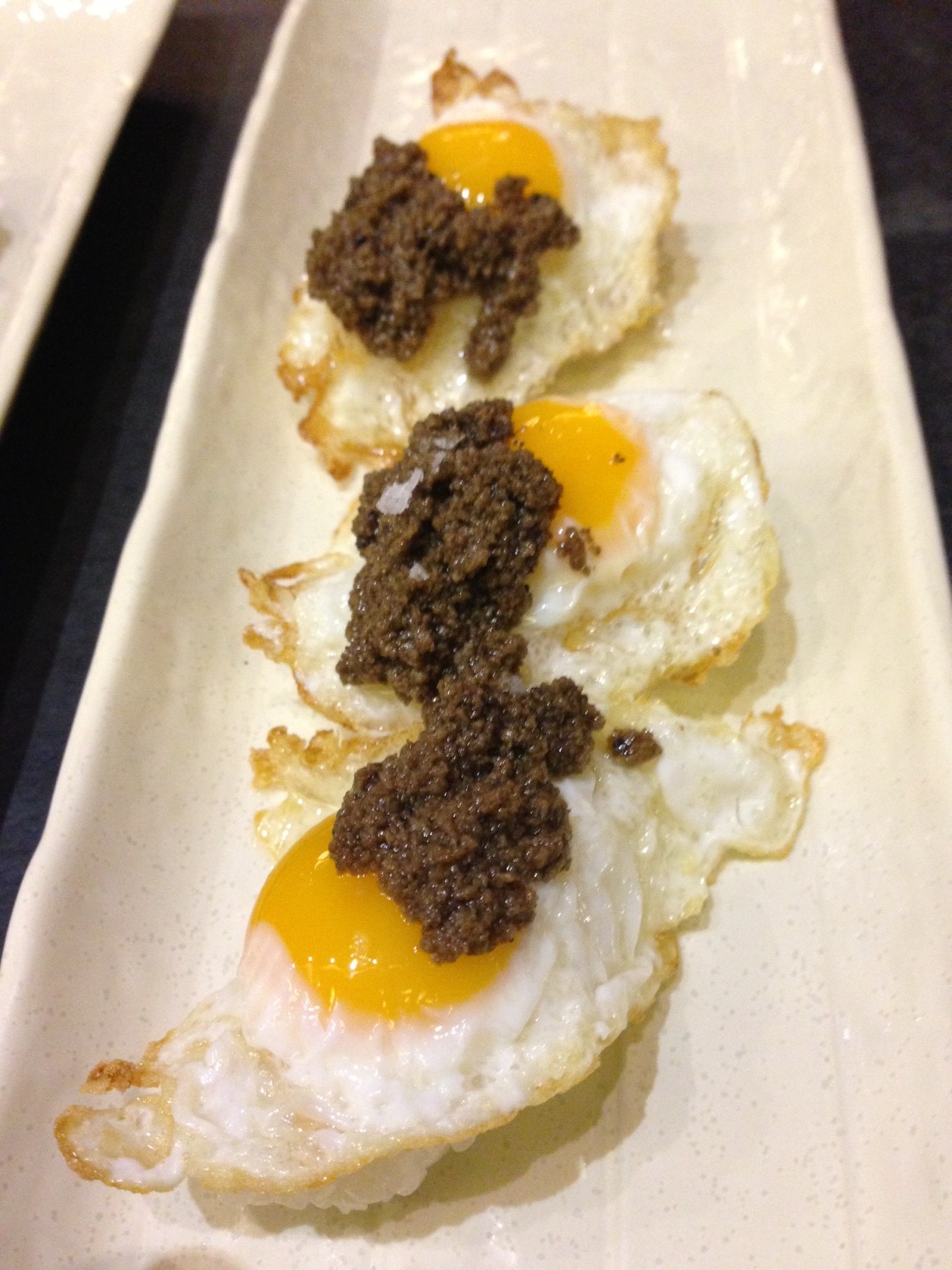 Sushi  de huevo de codorniz y trufa
