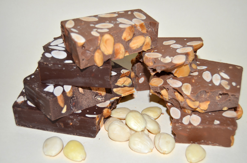 Turrón de chocolates y almendras