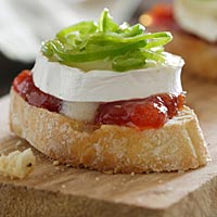 Tostada queso de cabra, mermelada de tomate y pimiento confitado