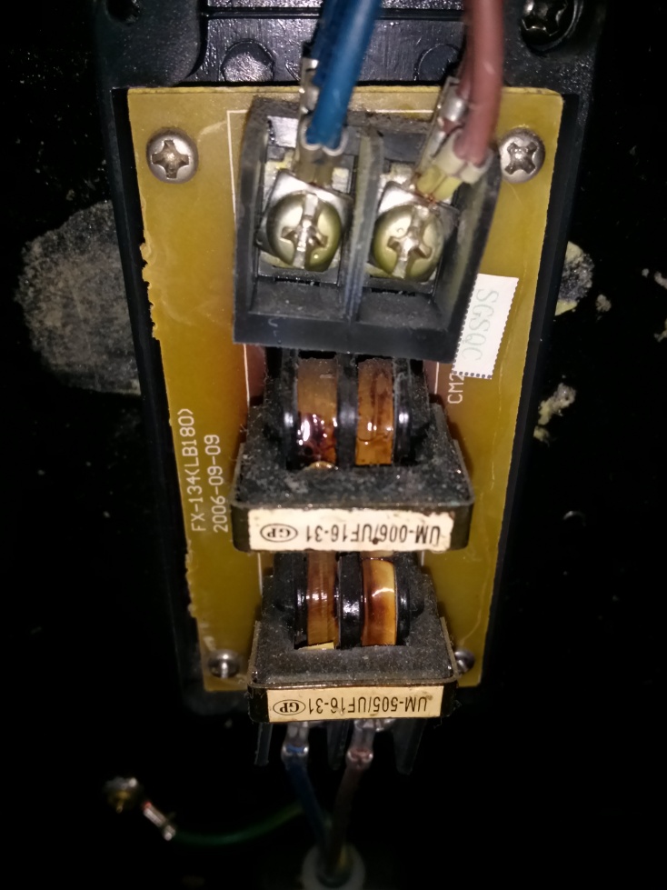 Filtro de alimentación (transformadores de aislamiento) a la entrada de 220 V AC