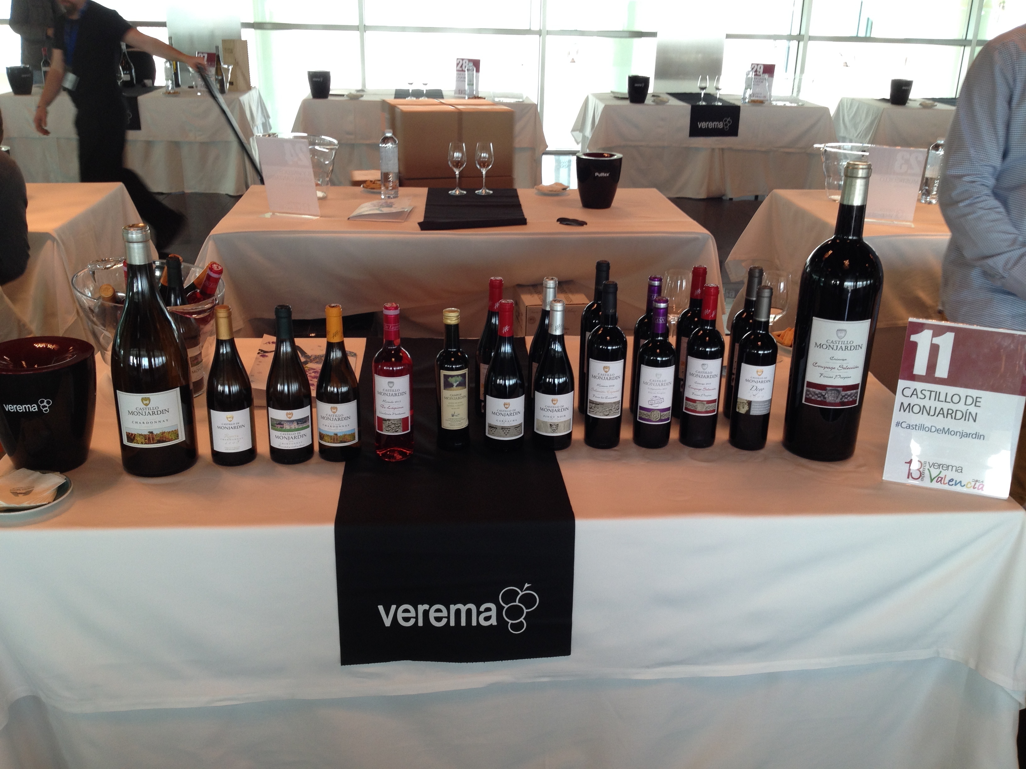 Las bodegas montando su stand