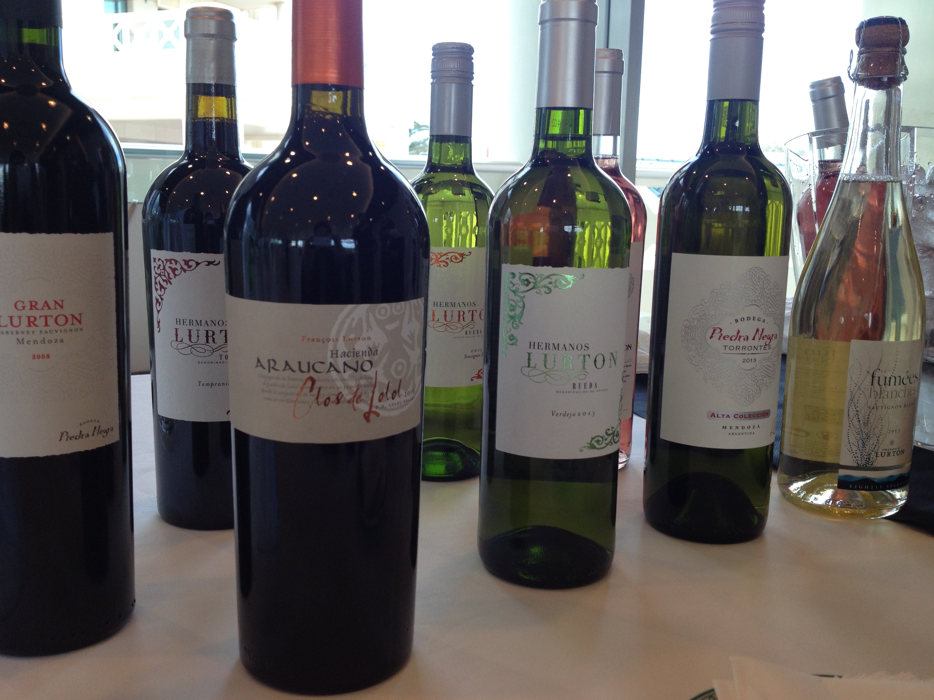 Vinos recién puestos en su stand