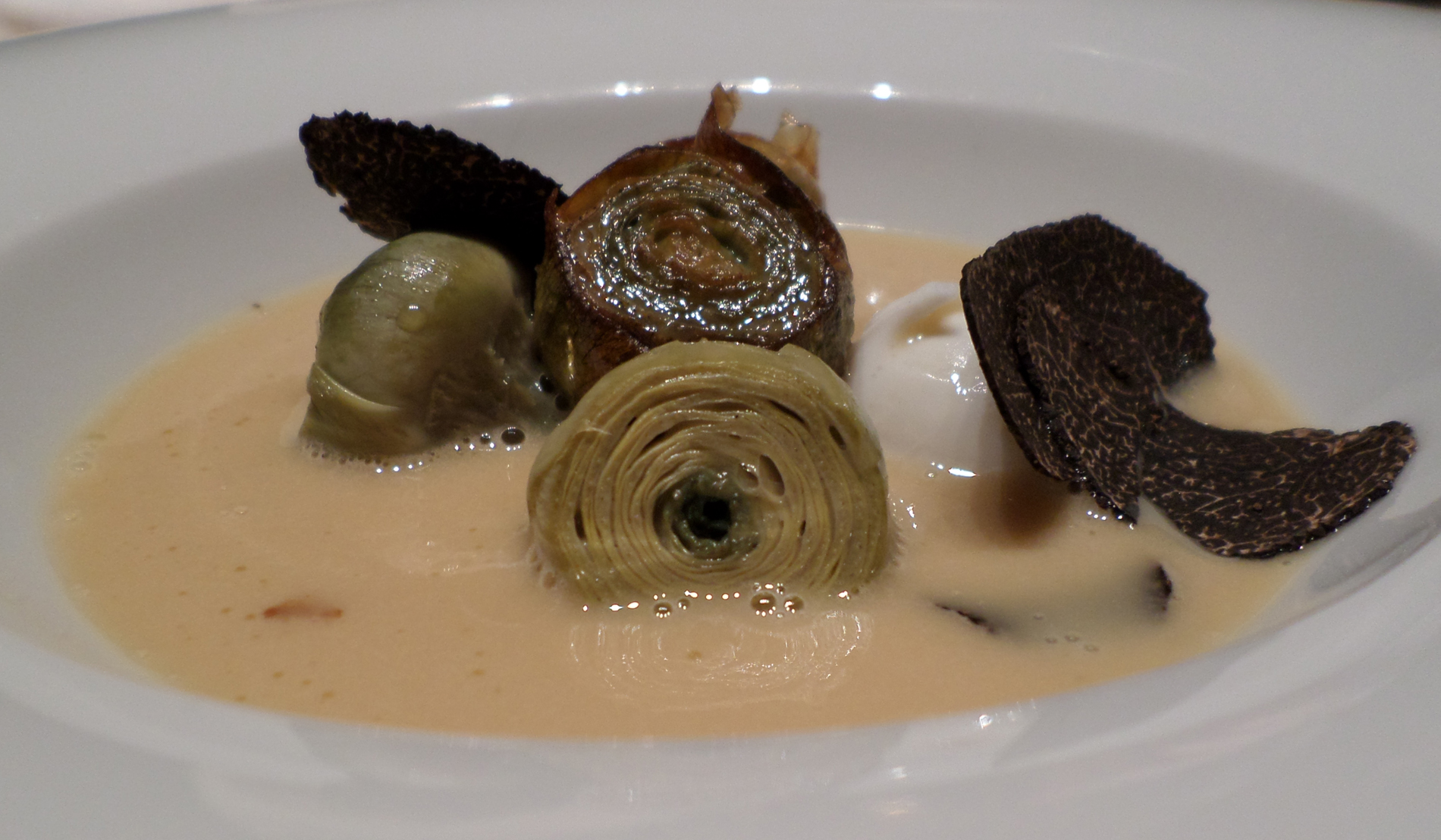 Aurelio_Gómez-Miranda_bloG-M_Ricard_Camarena_Alcachofa_ecológica_con_jugo_de_pollo_limón_jerez_y_trufa  