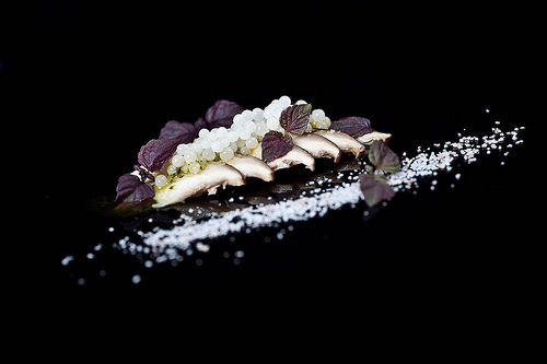 Perlas de caracol sobre carpaccio de setas de cardo y sal del Himalaya
