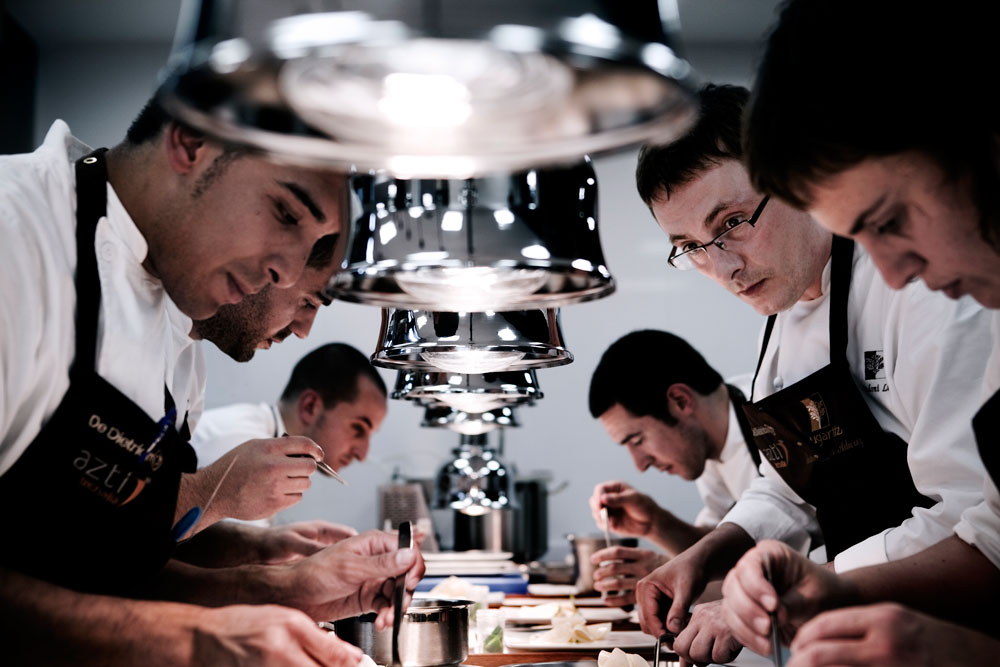 Andoni Luis Aduriz y su equipo del restaurante Mugaritz