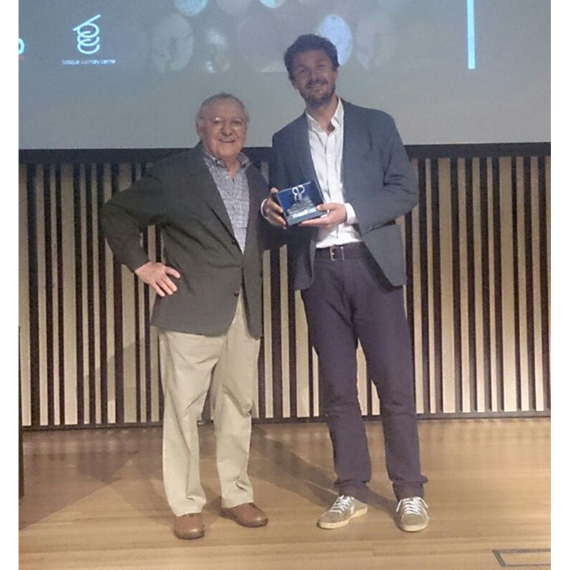 Pepe Raventós recogiendo el premio
