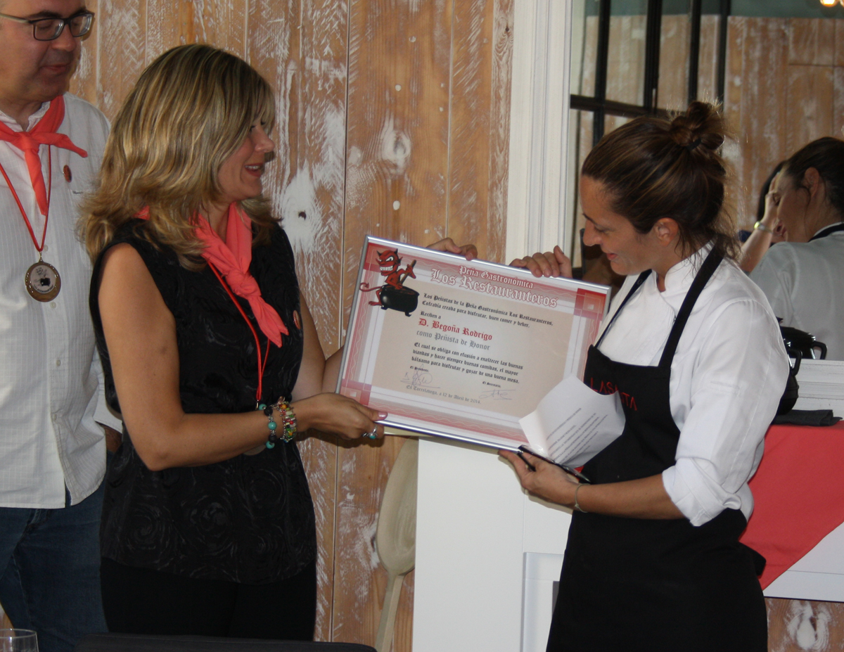 bloG-M_Aurelio_Gómez-Miranda_Begoña_Rodrigo_Socia_de_Honor_Peña_Gastronómica_Los_Restauranteros_Valencia_abril_2014_Diploma