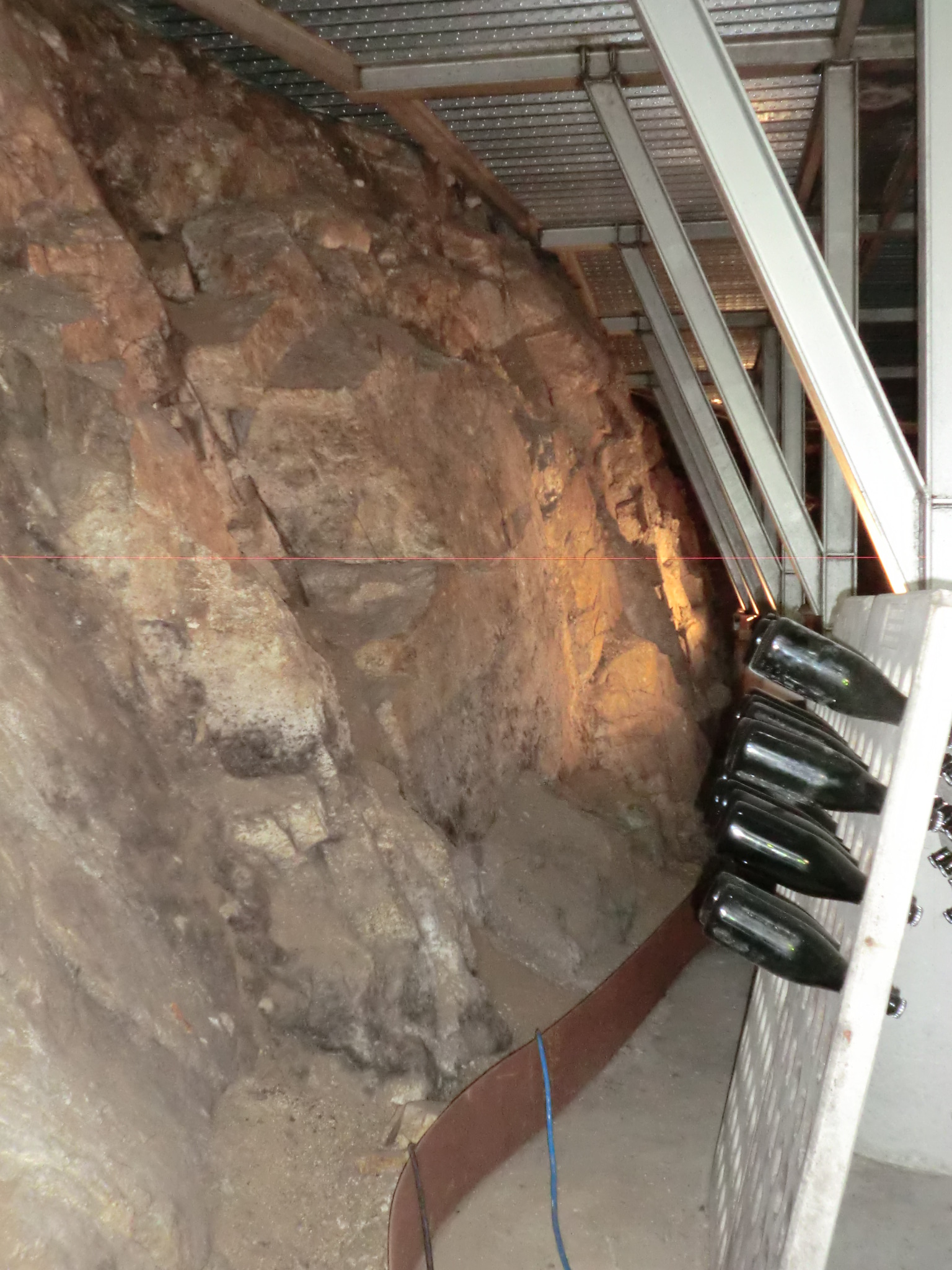 Celler excavado en roca de sauló