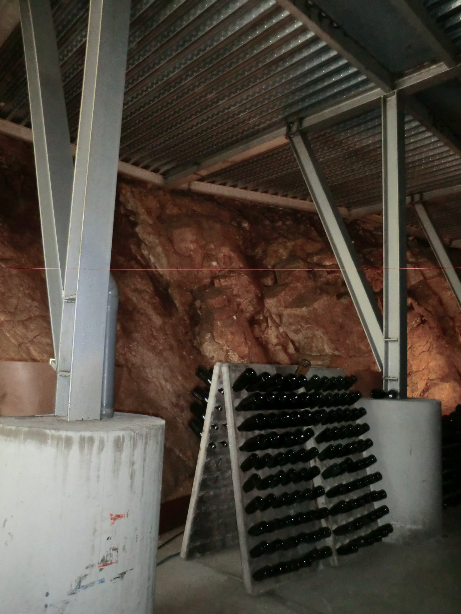 Celler excavado en  sauló (granito por solidifcar)
