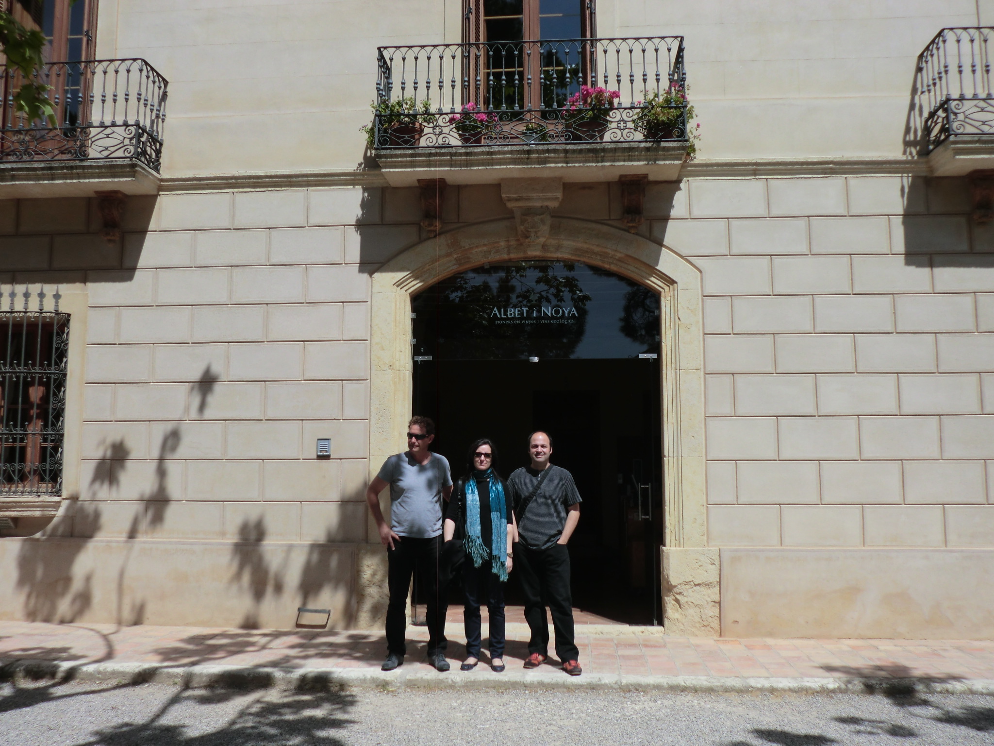 Entrada del celler  Can Vendrell. Albet i Noya.