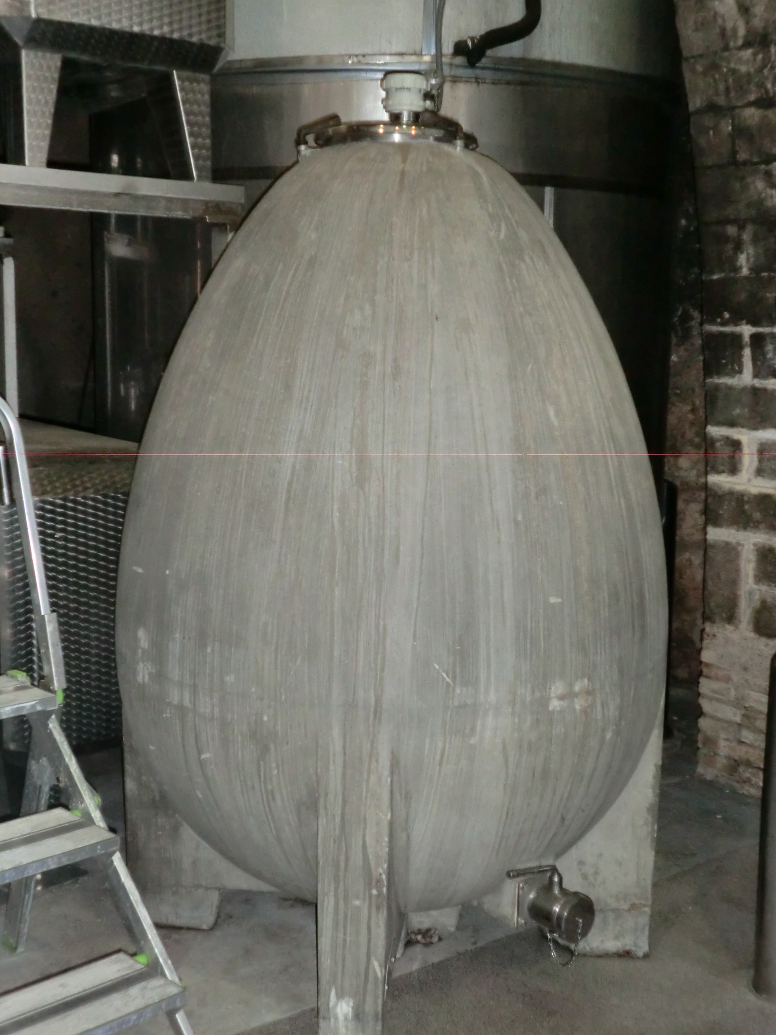 Huevo de hormigón. Se utiliza para dar complegidad a los vinos blancos como 
