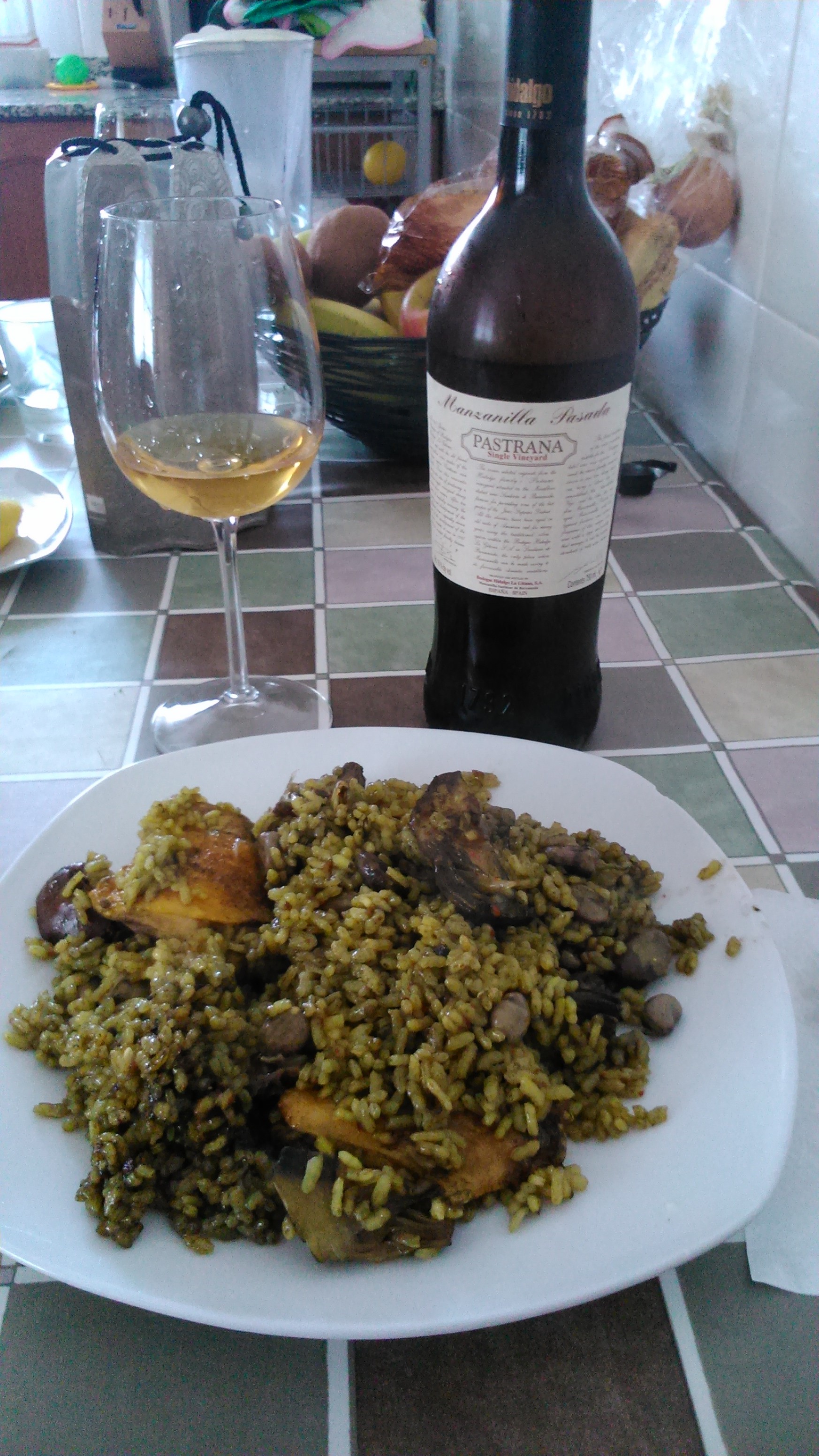 Acompañando un plato de paella con habas y alcachofas ;-)