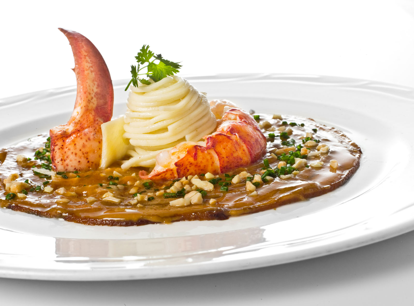 Carpaccio de boletus con vinagreta de piñones pasta fresca y bogavante de Paco Roncero