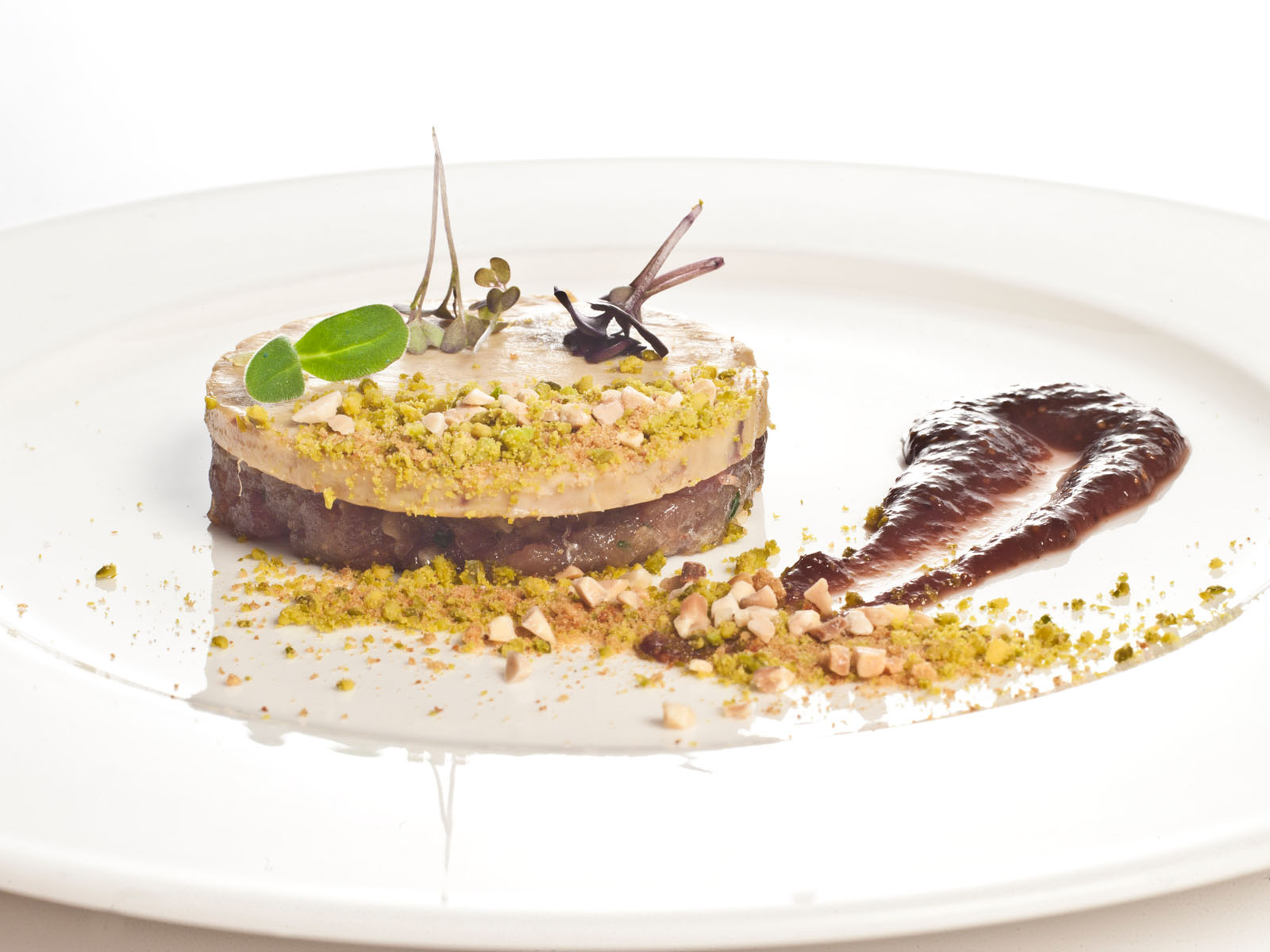 Tartar de atún con foie, pasta de higos y frutos secos de Paco Roncero