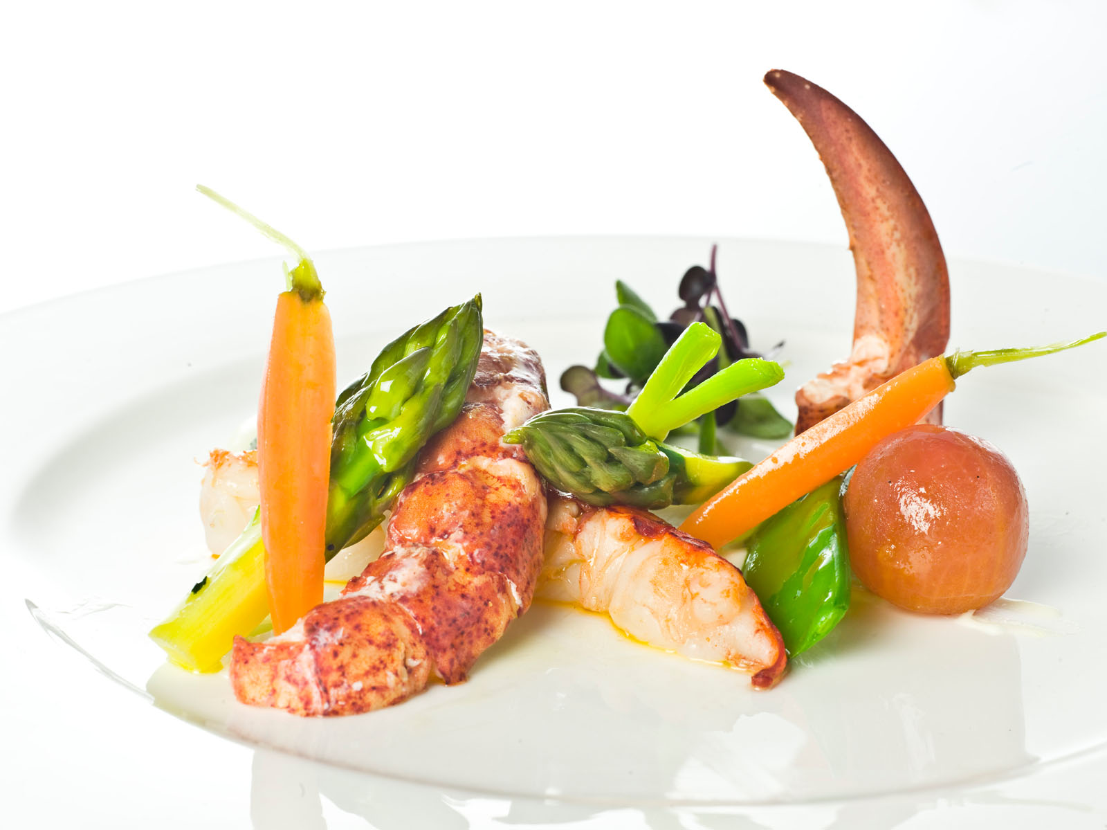 Ensalada de vogavante con pure de manzana y verduras de Paco Roncero