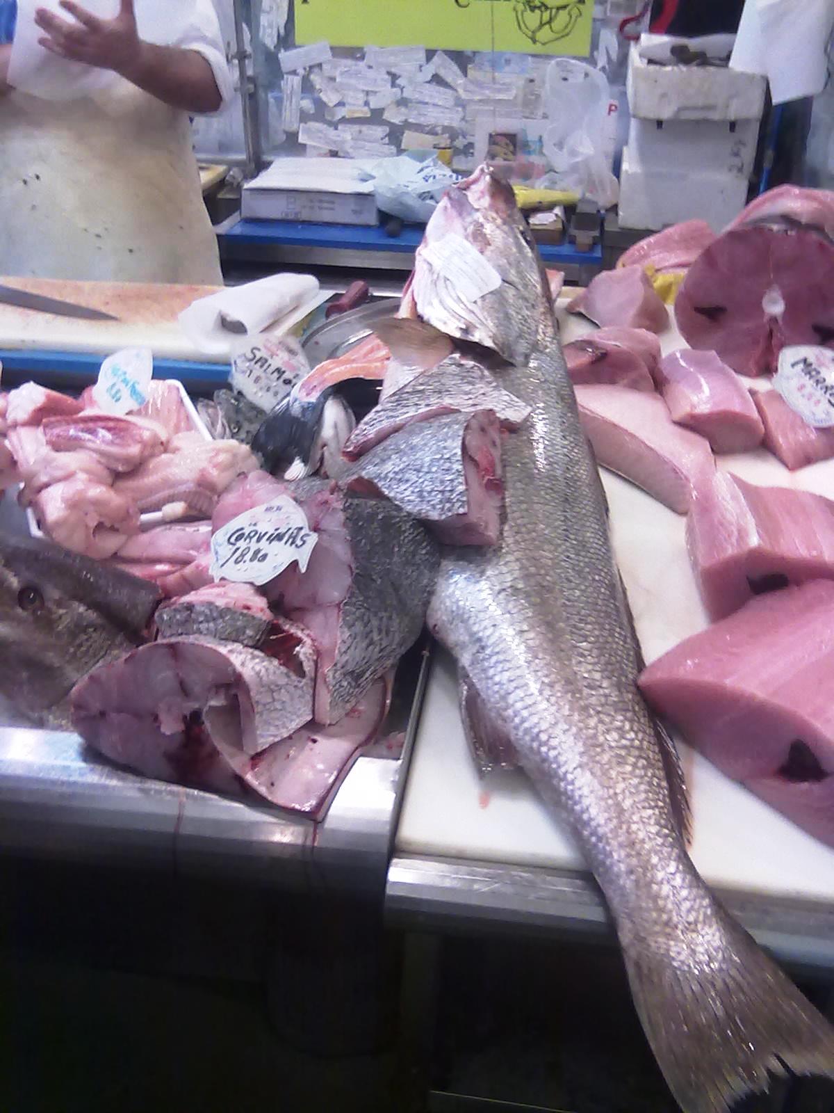 Y aunque no tenga que ver con Vinoble, una corvina de metro y medio que vi en el mercado de abastos de Jerez. Lástima no haber tenido espacio en la maleta para traérmela a Barcelona :-D