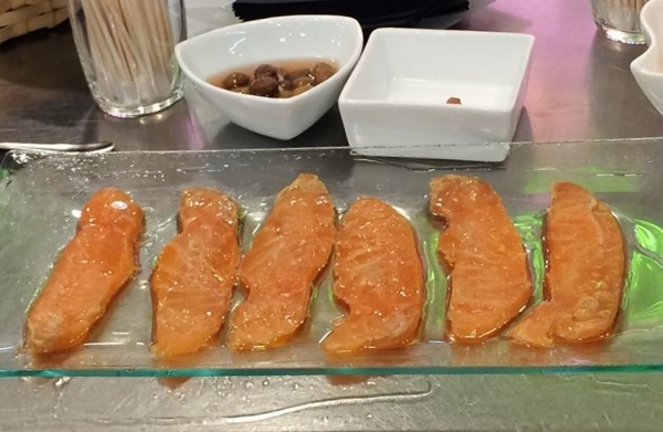 Santa_Bar_Bodegas_Santa_Cecilia_Lomos_salmón_ahumado_soja_wasabi