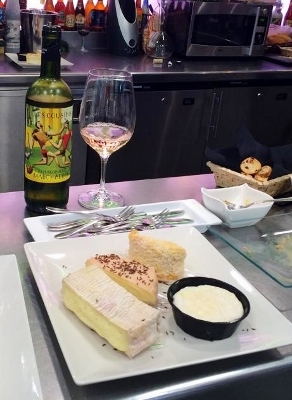 Santa_Bar_Bodegas_Santa_Cecilia_Les_Cousins_Antagonique_tabla_quesos