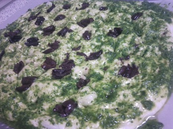 Focaccia con mejunje y aceitunas.
