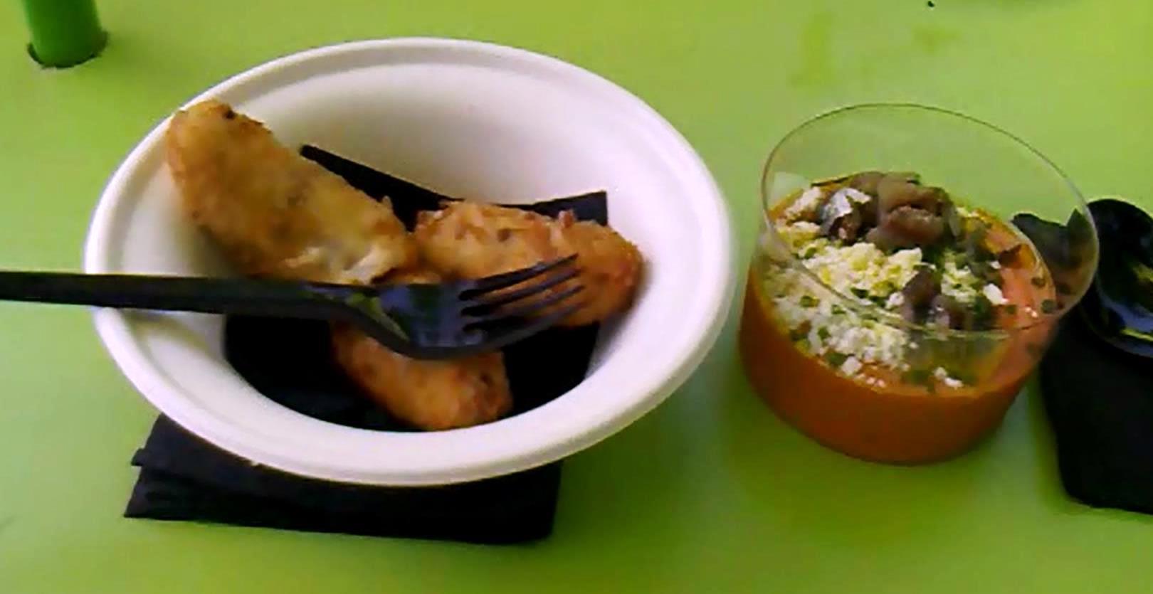 Hem començat amb unes <b>croquetes de pernil d'aglà</b> del <i>Mont Bar</i> amb una presentació força barruera però molt gustoses i un <b>salmorejo, anxova fumada i formatge Rey Silo</b> del <i>Llamber</i> que m'ha semblat meravellós. La <b>mini hamburguesa de vedella eco amb ibèric, manxec i oli de tofona</b> del <i>Filete Ruso</i> se l'la menjat a tota castanya el meu fill, abans que em donés temps de fer-li una foto :-S