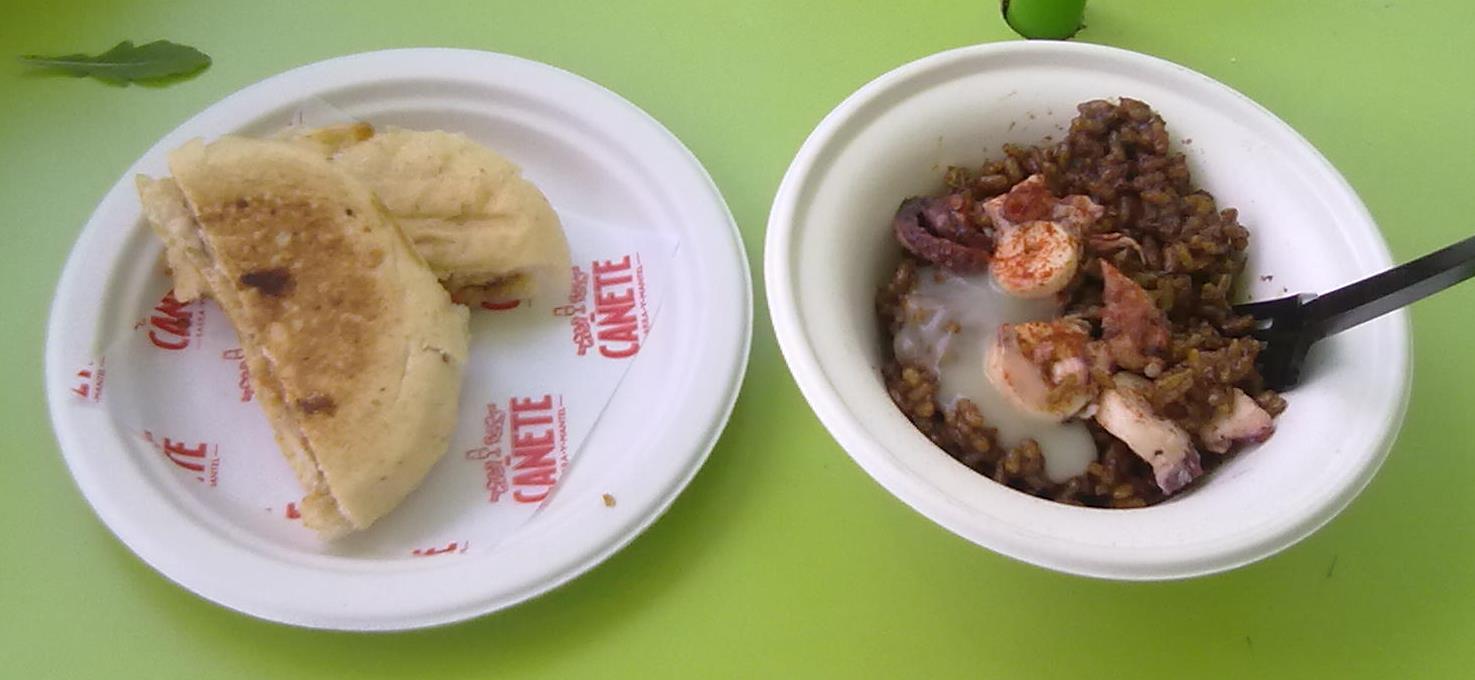 La meva dona i jo hem prosseguit amb un <b>mollete de pringà a l'andalusa</b> del <i>Cañete</i> un tant insuls i un <b>arròs amb pop i toc de patata amb pimentón de La Vera<b> de <i>Ca la Nuri</i> molt més saborós.