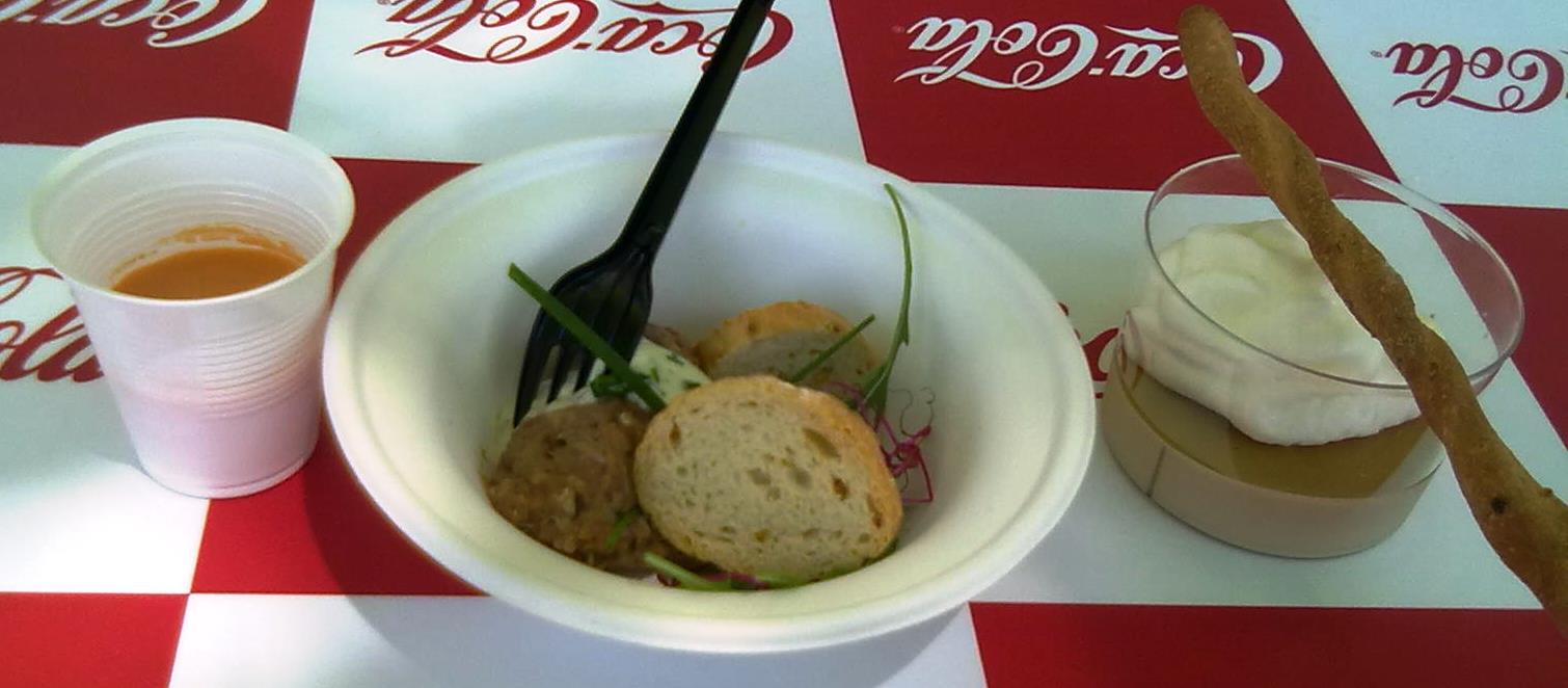 I arribat a la zona de cuina d'autor no podíem deixar de visitar l'stand del <i>Neichel</i> per tal de tastar el seu fantàstic <b>tartar de vedella amb salsa bearnesa freda</b>, que m'ha recordat al que prenguí quan el visitàrem fa uns anys. I no he pogut resistir-me a l'aspecte del <b>cremós de fetge d'ànec, galeta de ceba, llimona i vi dolç</b> d'un dels restaurants que tinc pendents de visitar, el <i>Saüc</i> de Xavier Franco.  