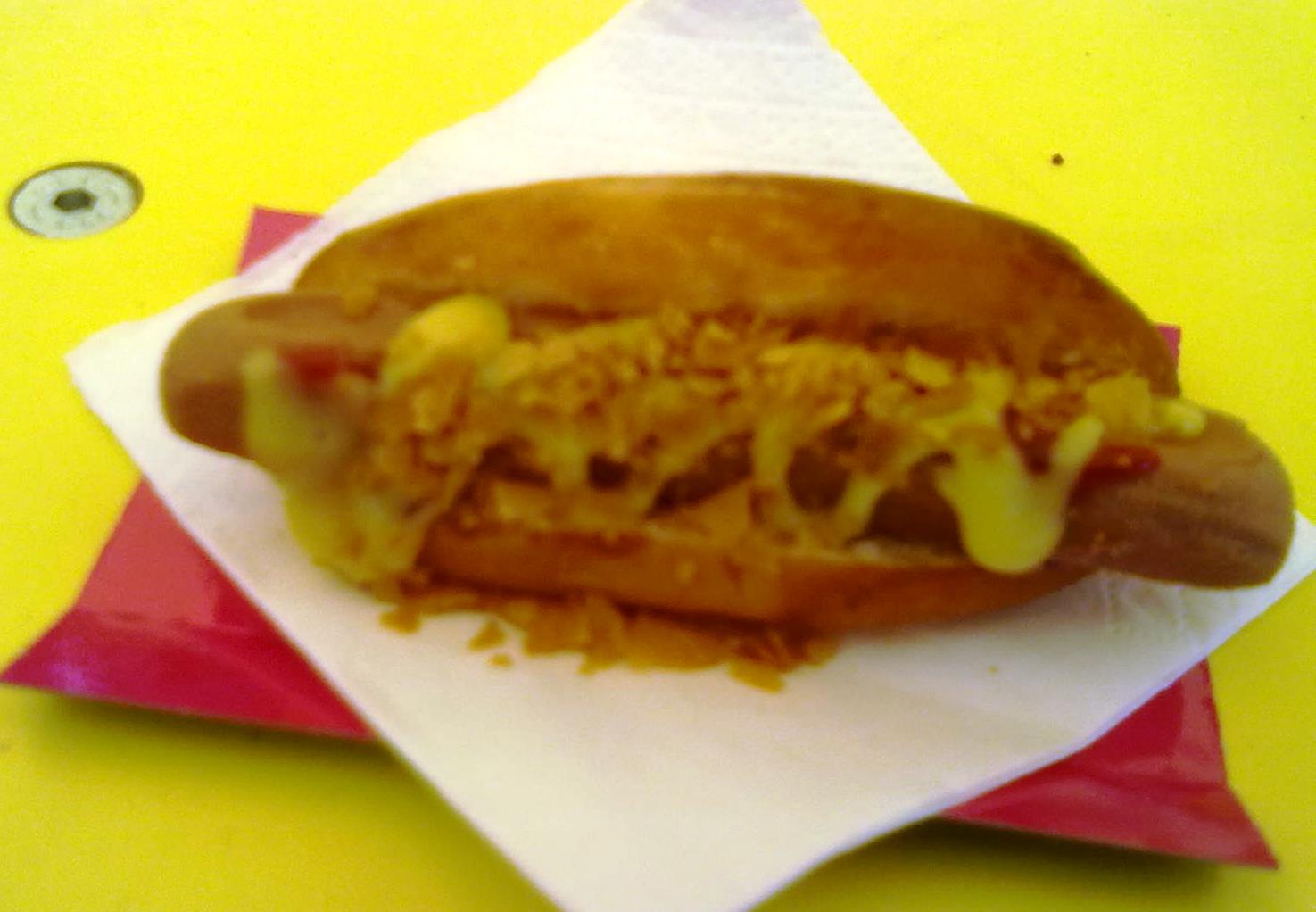 I arribem a les postres, on el meu fill s'ha llençat directament pel <b>Hot Dog Escribà</b>. La veritat és que crida l'atenció l'enganyatall :-)