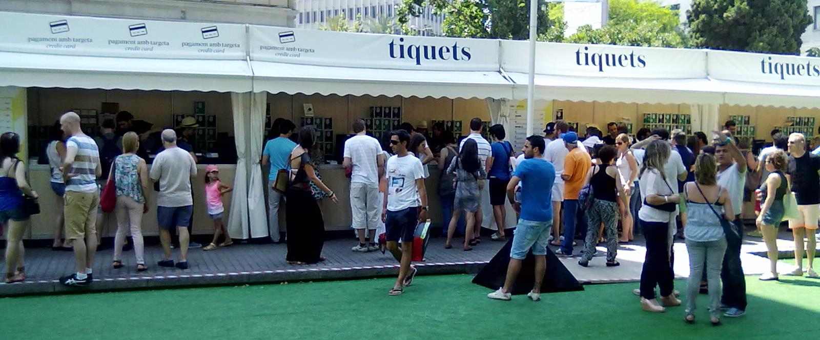 Hi ha l'opció de comprar 4 tiquets per 16 euros, una cervesa costa 2 euros i un refresc o una aigua, 1,50 euros. Si pensem que estem a La Rambla de Barcelona i que la major part dels plats tenen més o menys la mida de mitja ració, no l'hem trobat gens car. A veure si puc convèncer la família de repetir demà ;-P