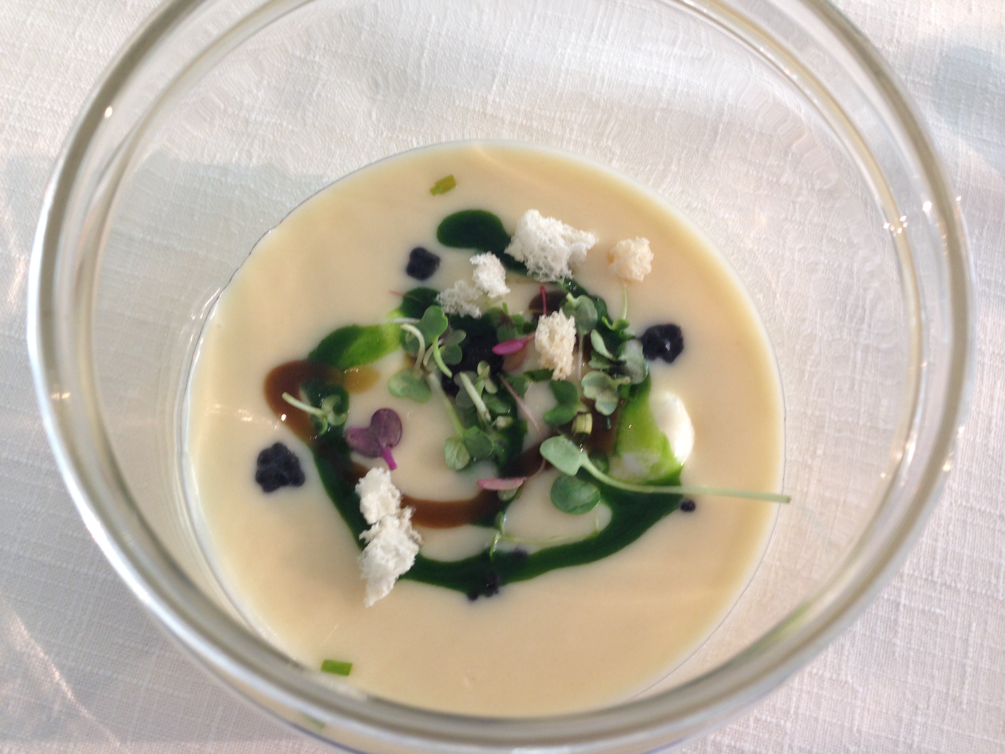 Ajo Arriero Ahumado con Caviar de Arenque y Jugo de Perejl