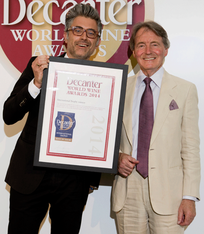 Decanter_International_Trophy_Finca_Terrerazo_2011_recoge_Rafa_Soto