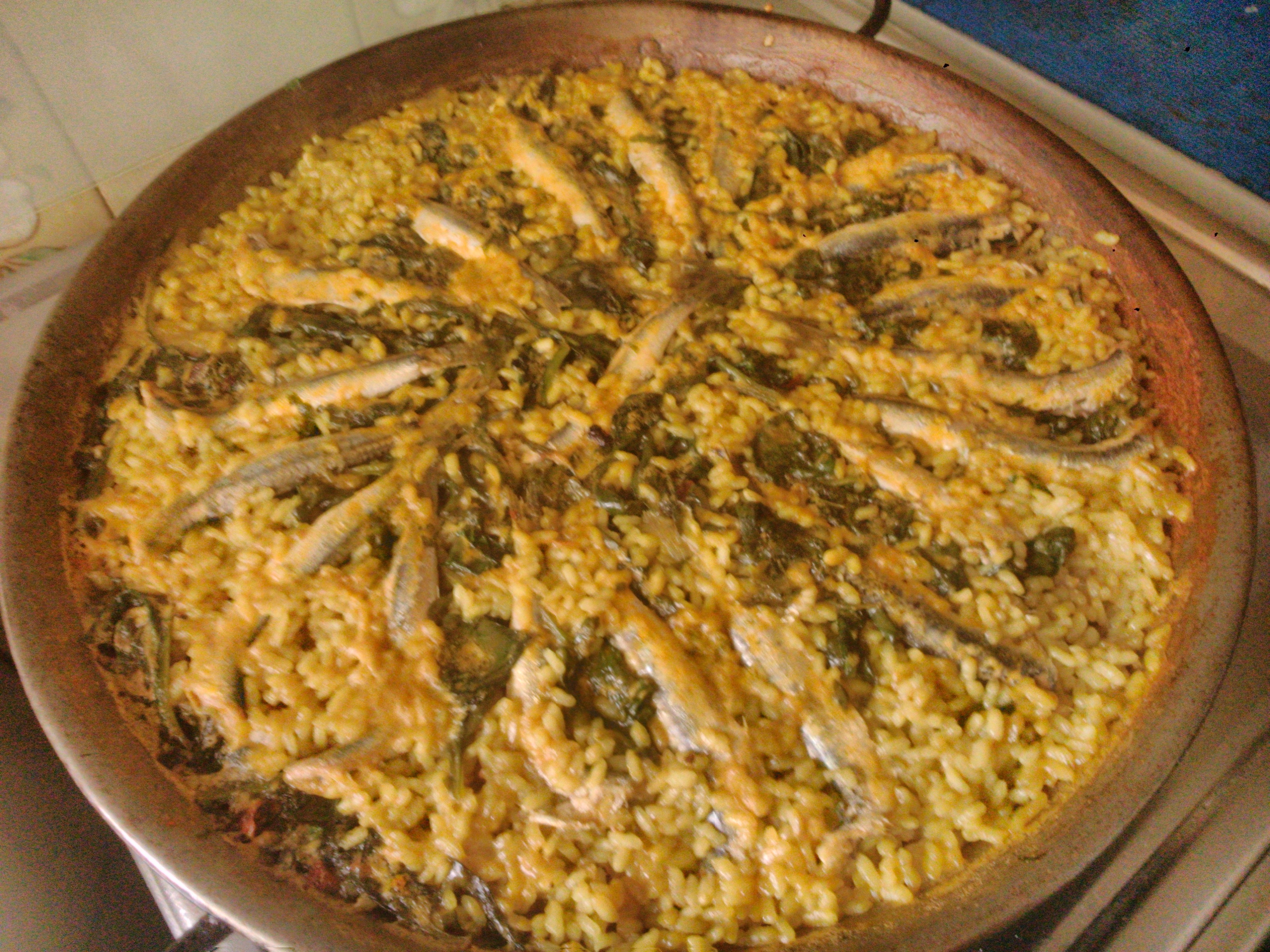 Paella de boquerones y espinacas