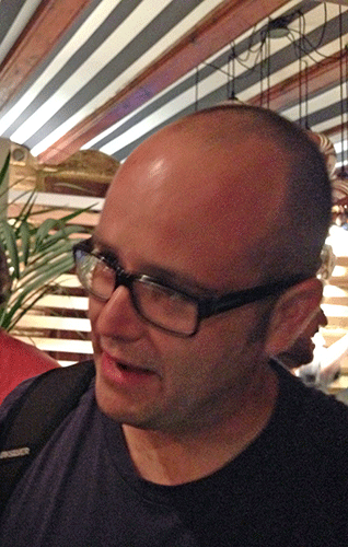 Vicente Patiño del restaurante Saiti también acudió a desearles suerte