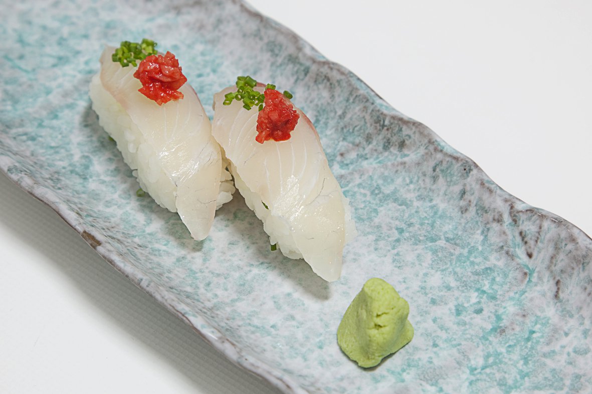 Nigiri de pescado blanco con momigi, de Ricardo Sanz