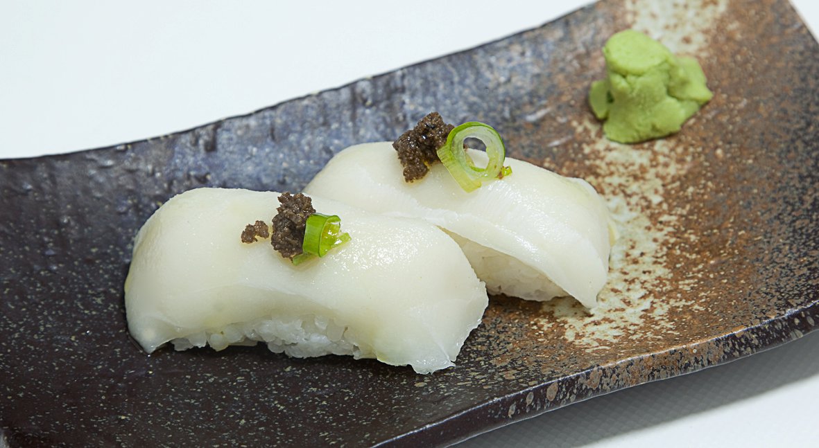 Nigiri de pez mantequilla con pate de trufa blanca, de Ricardo Sanz