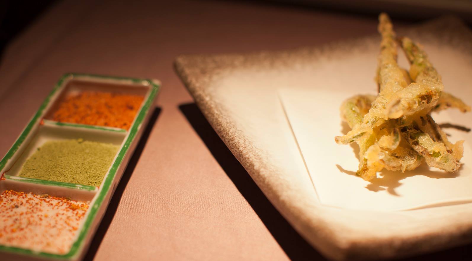 Tempura de piparras acompañada de sal de té verde y sal con sichimi