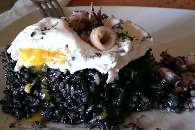 Arroz con huevo escalfado y chipirones