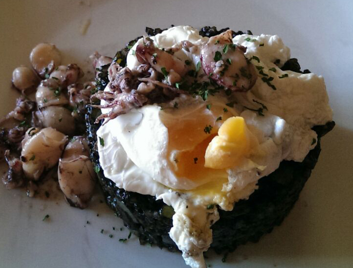 Arroz negro con chipirones y huevo escalfado