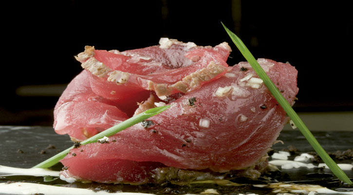 tataki de atún con ajoblanco