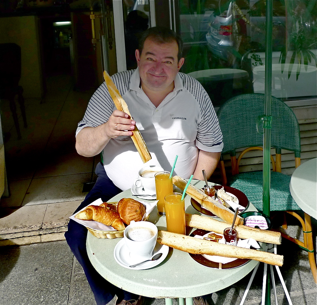 Desayuno en una cafatería confitería