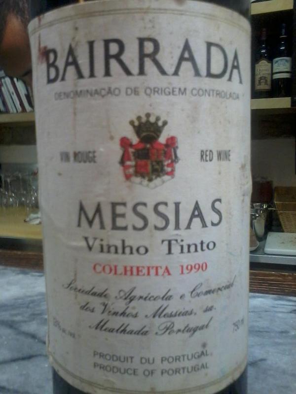 El ultimo vino con años que he bebido. Me ha parecido un Aloxe-Corton de los '80 - El penultimo fue un Solar das francesas del 68 inolvidable. 