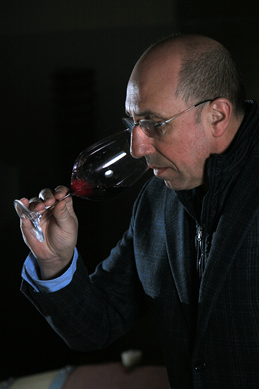 Marcos Eguren catando sus vinos