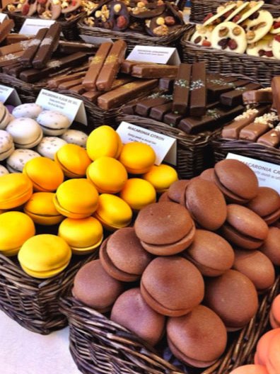 Parece que están de moda los macarons. Por mí, perfecto :-) Me encantó el blanco, que llevaba copos de sal.