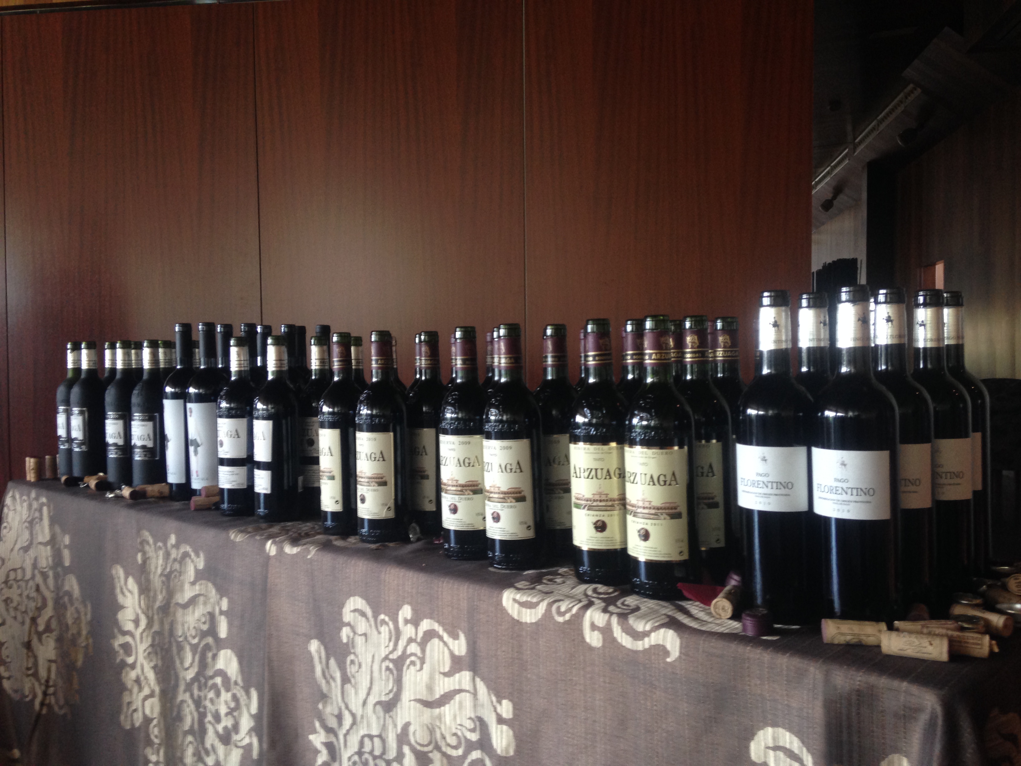 Pasada la cata que nos montaron en Arzuaga: Pago Florentino, Arzuaga Crianza, Grandes Reservas, Reservas Especiales, Amaya...