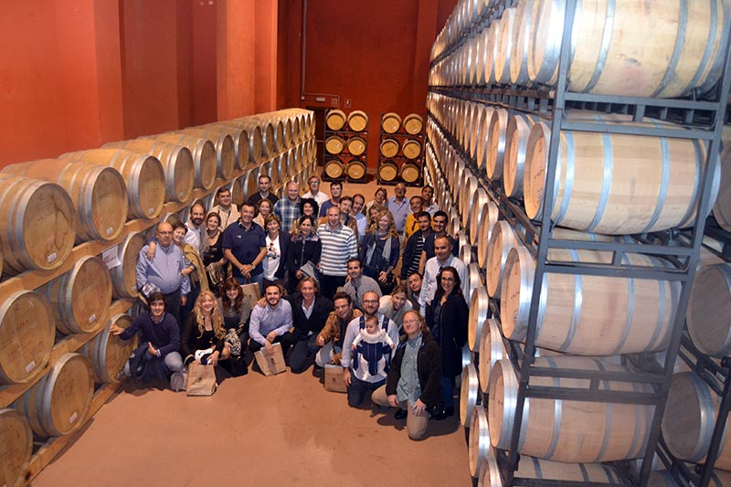 Bodegas Emina foto foreros sala barricas